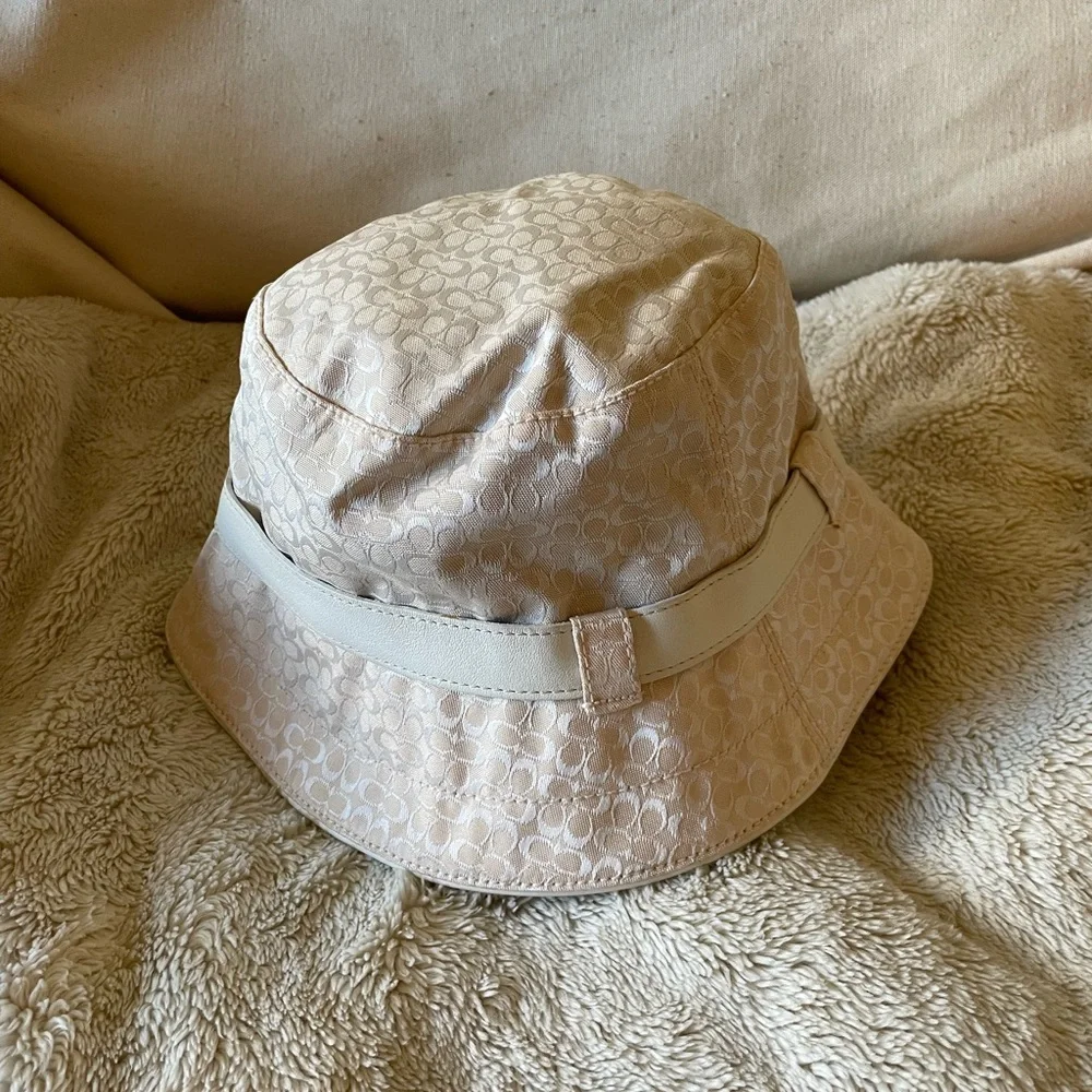 Coach cream color hat with white leather metal buckle belt. Size PS. - Picture 3 of 15